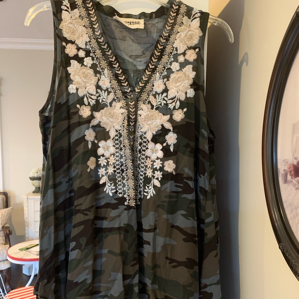 Sleeveless embroidered camouflage shirt